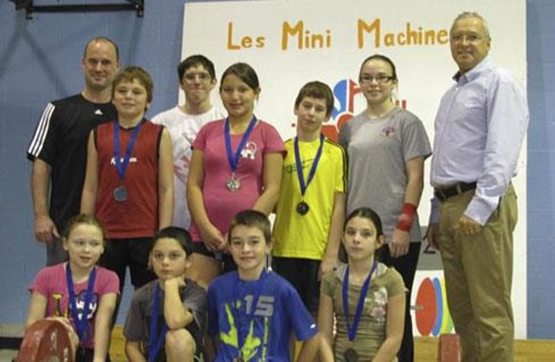 L’école Assomption a été l’hôte d’une compétition unique au Québec le 7 décembre alors que plusieurs jeunes haltérophiles de 5 e et 6 e année se sont donné rendez-vous pour la compétition d’haltérophilie « les Mini Machines de l’Assomption ». Au cours des dix dernières années, plusieurs élèves provenant de la région et d'ailleurs au Québec ont fait leur premiers pas dans ce sport à cette compétition. Sur la photo : les élèves de l’école Assomption accompagnés de Denis Desgranges (en haut à gauch