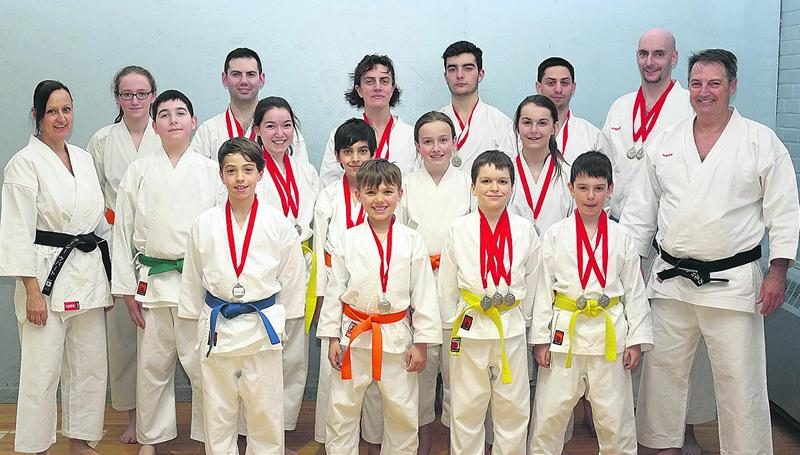 Sur la photo, de l’arrière à l’avant : l’instructrice Lucie Hébert, Naomi Bourdon, Gabriel Desmarais, Christelle Danjou, Marc-Antoine Dubuc, Steven Rousseau, Simon Roy, l’instructeur en chef Ricardo Ferro, Philippe Gariepy, Marie-Ange Gariépy, Joey Hurtibise, Laurimai Lafond, Vélina Ouellet, Ulysse Desmarais, Alexis Dionne, Gabriel Ouellet et Antoine Mathieu. Photo Courtoisie
