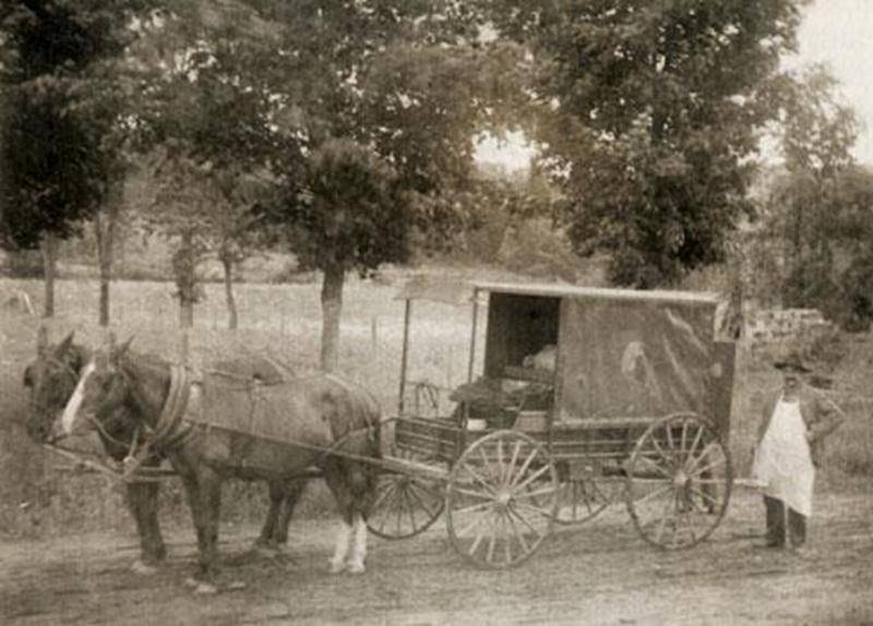 En 1912, Oscar Lévesque, boucher, passait par les routes de la paroisse Saint-André-d'Acton, pour livrer des commandes et offrir ses produits.