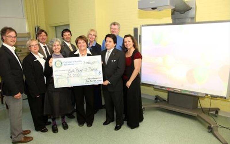 Les représentants de l'école René-Saint-Pierre et de la Commission scolaire de Saint-Hyacinthe ont reçu un chèque de 10 000 $ des membres du Club Rotary.