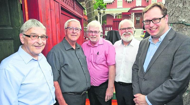 Roger Duceppe, Richard Robert, Jean-Pierre Julien, Réal Brodeur et Benoit Chartier.