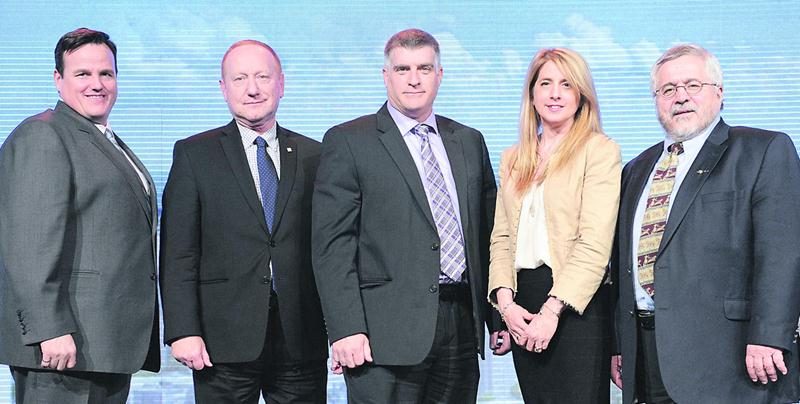 De gauche à droite : Claude Carette, président du 50e Congrès et directeur du Service des ­infrastructures, de la voirie et des transports à la Ville de Montréal, Yvan De Lachevrotière, ­directeur des travaux publics à la Ville de Saint-Hyacinthe, Serge Lapointe, contremaître de ­mécanique à la Ville de Saint-Hyacinthe, Dominique Lacoste, présidente-directrice générale de l’AQTr, Daniel Toutant, président du conseil d’administration de l’AQTr et président de COSIME.