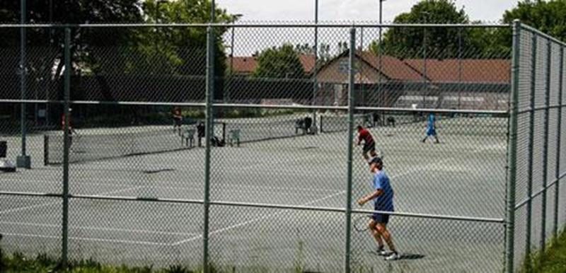 Au Complexe de tennis Services financiers Guy Duhaime (390 av. Vaudreuil) à partir du 5 mai (selon température). Horaire d’ouverture : 16 h 30 à 22 h (sur semaine) et de 9 h à 20 h (sur fin de semaine). Gratuit (15 ans et moins); 15 $ (un court pour non-membre); 5 $ (invité); 40 $ (10 droits de jeu); 60 $ (passe de saison). Réservation au 450 888-2874.
