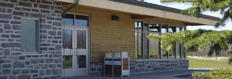 Afin d'améliorer les installations du parc Les Salines, des travaux de réparation et de polissage sur la dalle de béton du chalet auront lieu du 28 avril au 1 er mai inclusivement. La salle polyvalente et les installations sanitaires seront toutefois accessibles de 9 h à 20 h (entrée côté Est du chalet). La Ville de Saint-Hyacinthe remercie les usagers de leur compréhension.