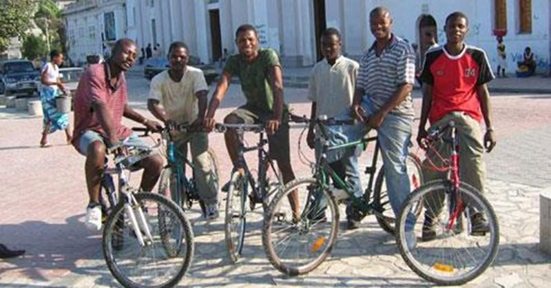 Vélo Club Saint-Hyacinthe s’associe à Cyclo Nord Sud pour une cinquième année afin de recueillir le vélo qui ne vous sert plus. Votre vélo pourrait avoir une deuxième vie dans un pays du Sud. En 2011, les 93 vélos récoltés sont partis pour le Salvador. Venez nous voir le samedi 15 septembre, entre 10 h et 13 h, au Centre nautique (3198, rue Girourd Ouest). Des frais minimes de 15 $ vous seront demandés pour le transport et on vous émettra en échange un reçu d’impôt pour la valeur estimée de votr