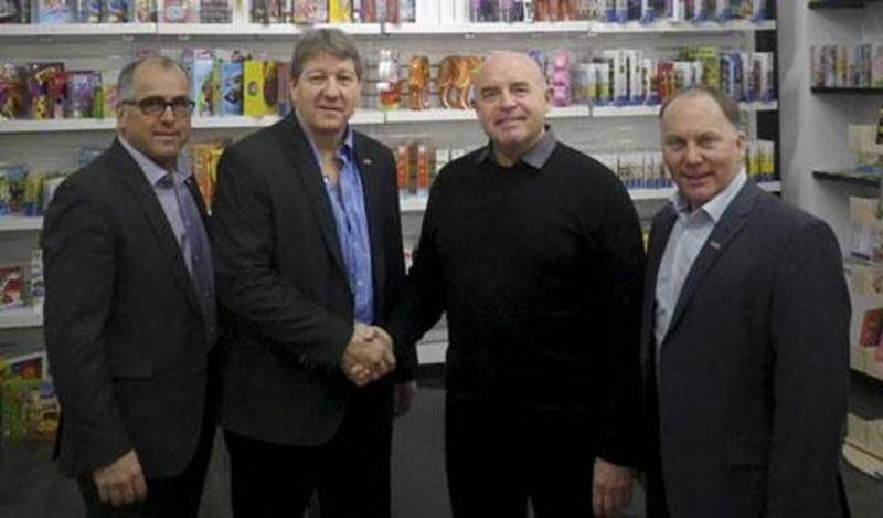 Les trois associés de Buropro Citation, Luc Pépin, Guy Bergeron et Dave Morin en compagnie de l'ancien propriétaire de la Librairie Solis, Pierre Bienvenue (troisième à droite).