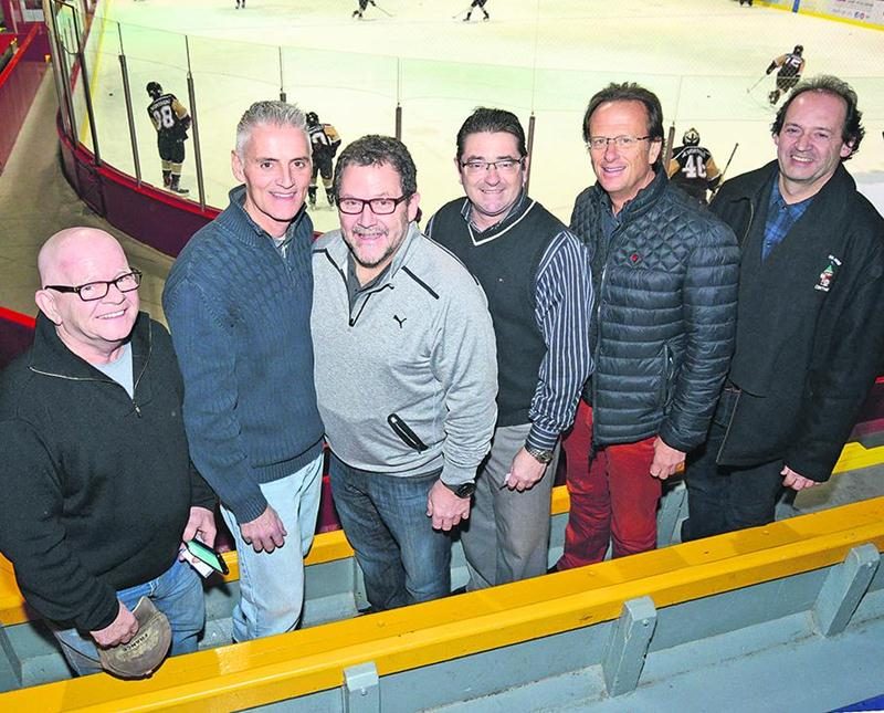 Quelques personnes s’étant impliquées au fil des années se sont donné rendez-vous pour l’occasion et en ont profité pour apprécier quelques parties de hockey. On retrouve Michel Rousseau, Daniel Grenon, Guy St-Amand, François Bureau, Jean Bédard et Yvon Pinsonneault. Photo François Larivière | Le Courrier ©