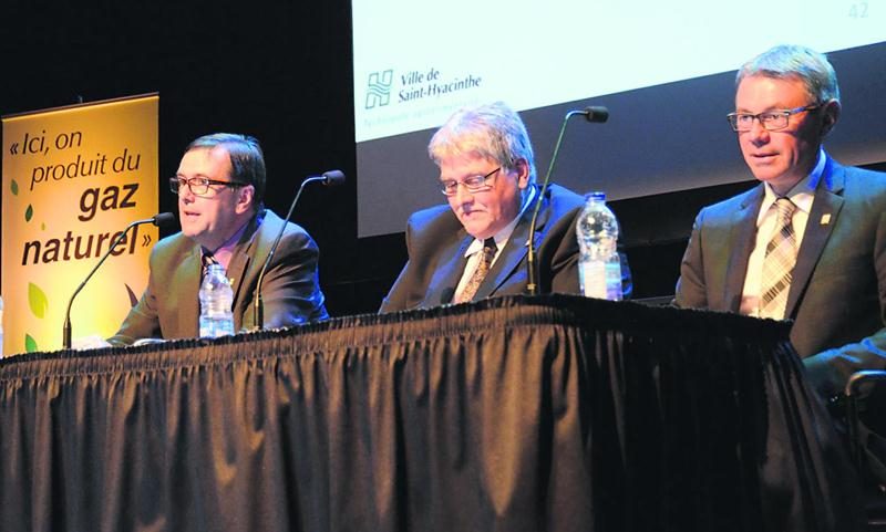 Louis Bilodeau, directeur général de la Ville de Saint-Hyacinthe, Pierre Mathieu, conseiller technique en traitement de l’eau et chargé de projet en biométhanisation et le maire de Saint-Hyacinthe, Claude Corbeil, au cours de la soirée d’information de mardi au Centre des arts Juliette-Lassonde. Photo François Larivière | Le Courrier ©