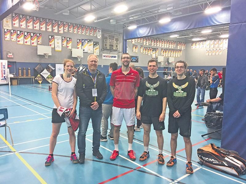 Le Club de badminton de Saint-Hyacinthe a été fièrement représenté par Caroline Beauregard et Philippe Gaumond dans la classe élite du championnat provincial de badminton, tandis que deux membres des Lauréats du Cégep de Saint-Hyacinthe, Benoit Blanchet et Samuel Desroches, se sont illustrés dans la classe C. On les voit en compagnie de l’entraîneur François Vincent.
