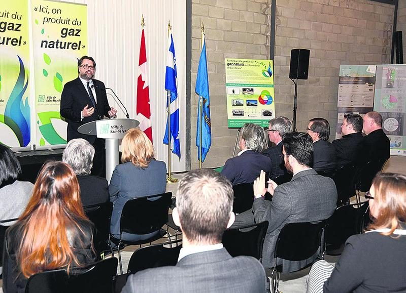 Le ministre du Développement durable, de l’Environnement et de la Lutte contre les changements climatiques, David Heurtel, était à Saint-Hyacinthe dimanche matin pour confirmer le versement d’une contribution additionnelle de 22,1 M$ du gouvernement du Québec au projet de biométhanisation. Photo François Larivière | Le Courrier ©