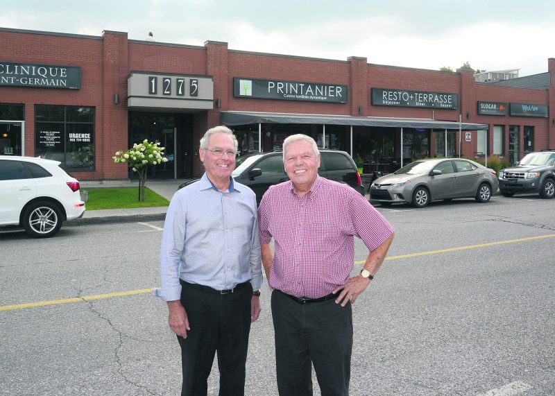 Le Dr Gilles Brien et l’entrepreneur Royal Lemieux devant le bâtiment qui abritera au deuxième étage un nouveau carrefour santé à Saint-Hyacinthe. Photo François Larivière | Le Courrier ©