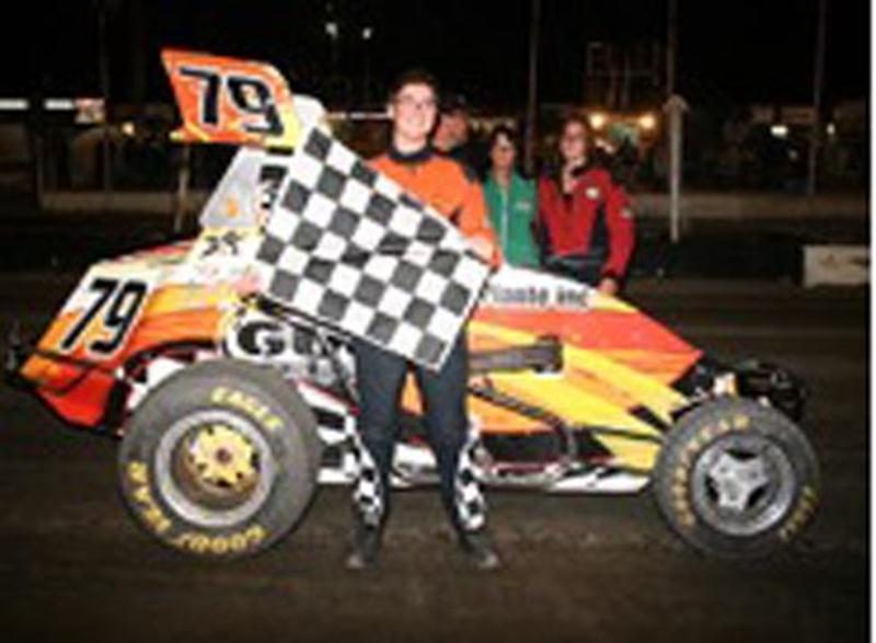 L'épreuve de bolides STR a donné droit à toute une fin de course, le vendredi 10 juin, à l'Autodrome Granby. Le Maskoutain Maxime Plante, âgé de seulement 14 ans, a coiffé ses adversaires Michel Lainesse et Yannick Poirier au fil d'arrivée pour ainsi grimper sur la plus haute marche du podium. Le jeune pilote automobile a ainsi mérité sa première victoire sur le circuit STR. La saison dernière, il évoluait en karting. Au total, 14 petits bolides ont pris le départ à la finale de 20 tours. Les bo
