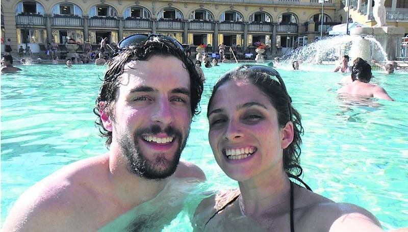 Stéphanie St-Gelais et Alexandre Demers ont grandement profité des bains publics hongrois lors de leur périple dans cinq pays d’Europe de l’Est à l’été 2013. Photo courtoisie