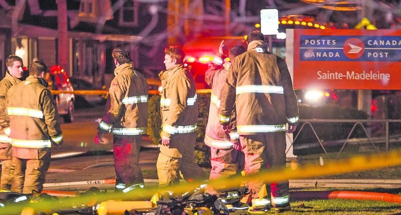 Trois adolescents ont été arrêtés samedi en lien avec l’incendie du bureau de poste de Sainte-Madeleine. Photo Bruno Beauregard
