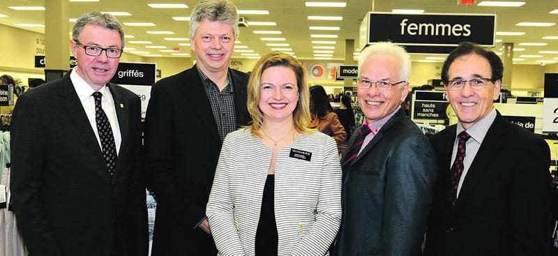 Sur la photo dans l’ordre habituel, le maire de Saint-Hyacinthe, Claude Corbeil; Sylvain Gervais, directeur commercial de Saint-Hyacinthe Technopole, Marylaine Lemieux, directrice du magasin de Saint-Hyacinthe; André Brochu, directeur général des Galeries St-Hyacinthe et Bernard Forget, administrateur de Saint-Hyacinthe Technopole.Photo François Larivière | Le Courrier ©