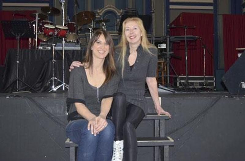 Stéphanie Roy, chanteuse du groupe BARAPOLO et adjointe à la salle théâtre La Scène, et Johanne Dufresne, directrice et enseignante de l'École et Production Avant-Scène et propriétaire de la salle théâtre La Scène.