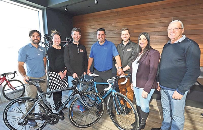 Sur la photo, on retrouve Éric Noël, directeur technique de Triathlon Québec, Catherine Kirouac et François Lamothe-Michaud, enseignants à l’école Bois-Joli-Sacré-Coeur, Jean-François Fontaine, vice-président de Jefo, Jérôme Beaudoin, enseignant à l’école Bois-Joli-Sacré-Coeur, Carole Dubuc, directrice générale du Centre Louise-Bibeau, et Ludger Dubé, directeur de l’école Bois-Joli-Sacré-Coeur. Photo Robert Gosselin | Le Courrier ©