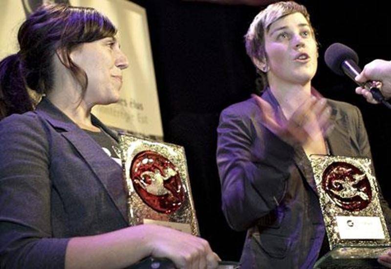 De gauche à droite : Ève Panneton, récipiendaire du prix de la meilleure fiction et Audrey F. Laurencelle, gagnante des catégories meilleur documentaire et choix du public.