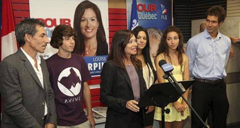 La candidate libérale Louise Arpin était entourée des membres de sa famille pour inaugurer lundi son local électoral du boul. Casavant Ouest.