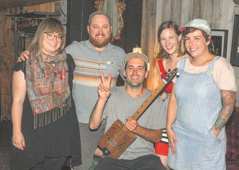Les copropriétaires Arianne Laliberté, Jean-François Rivest, Jo-Annie St-Amand et Joëlle Turcotte entourent Emerik St-Cyr Labbé de Mon Doux Saigneur. Photo François Larivière | Le Courrier ©