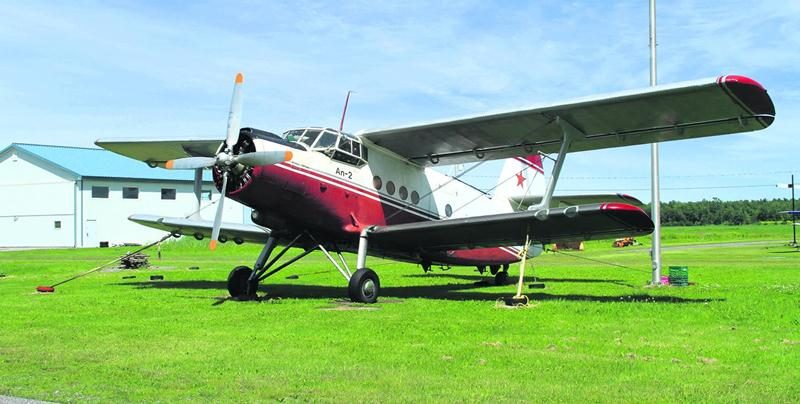 L’Antonov An-2 est un biplan soviétique de gros gabarit utilisé comme avion de brousse, de transport ou pour l’arrosage agricole. Lent et gourmand en essence, il a cependant la réputation d’un avion fiable, facile d’entretien et qui peut atterrir et décoller sur de courtes distances. Photo Guy Brodeur