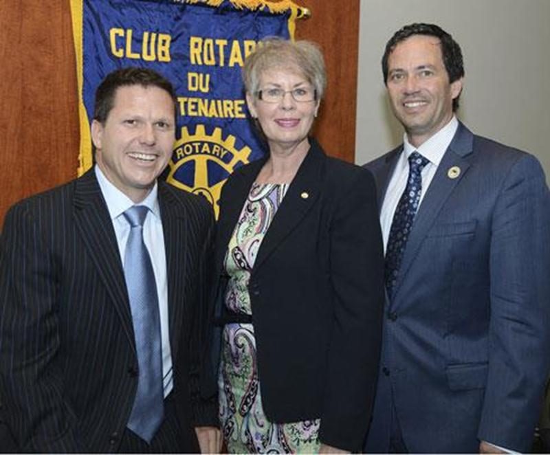 Dans l'ordre habituel : Richard Plante, président d'honneur de la Soirée Casino, Louise Brouillette, présidente du Club Rotary de Saint-Hyacinthe et Pierre Dumaine, président du comité organisateur de la Soirée Casino.