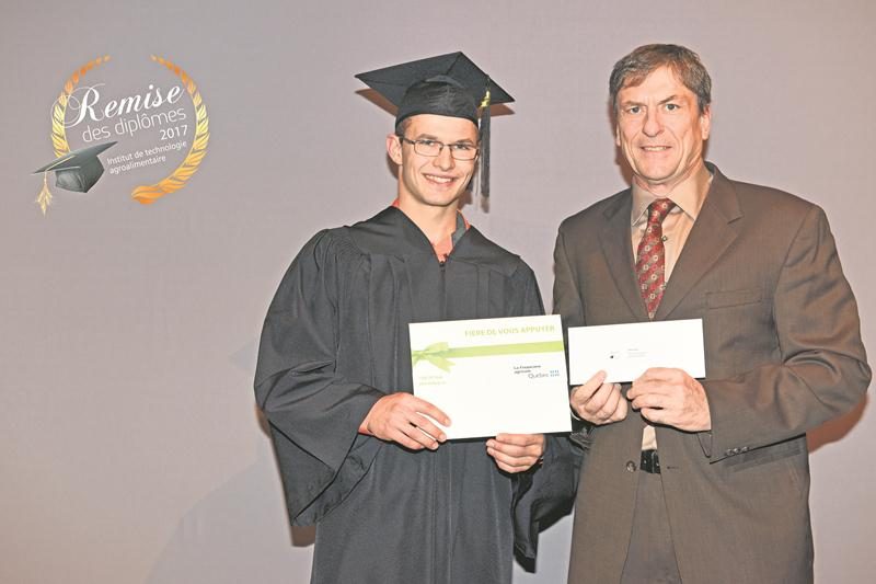 Didier Ruel recevant le prix de La Financière agricole du Québec par Pierre Girouard, directeur territorial. M. Ruel est également récipiendaire d’une médaille du MAPAQ.