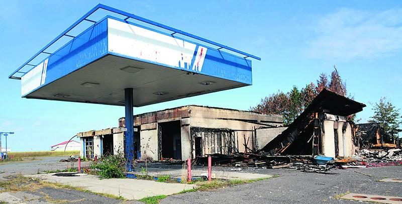 La station-service incendiée du 7700, Laurier Ouest. Photo Robert Gosselin | Le Courrier ©