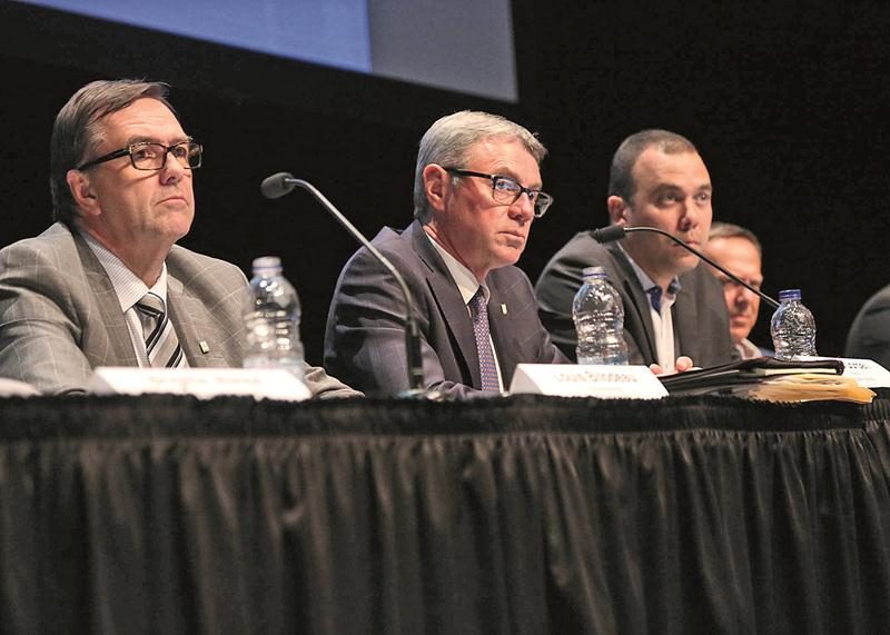 Louis Bilodeau, directeur général de la Ville de Saint-Hyacinthe, le maire Claude Corbeil et Herbert Nunes, directeur principal du développement immobilier chez Réseau Sélection, ont répondu aux questions du public.Photo Robert Gosselin - Le Courrier