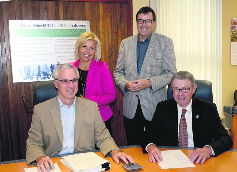 Le maire de Saint-Hyacinthe, Claude Corbeil, a présenté le rapport financier 2015 en compagnie du directeur du Service des finances, Michel Tardif, de la directrice générale adjointe, Chantal Frigon et du directeur général, Louis Bilodeau. Photo François Larivière | Le Courrier ©