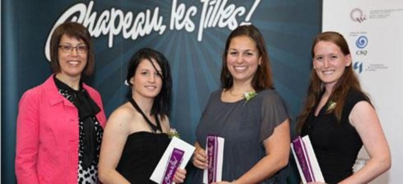Sur la photo, de gauche à droite, Line Camerlain, vice-présidente de la Centrale des syndicats du Québec, remet deux prix Chapeau, les filles! à Valérie Brosseau et Mélanie Desnoyers et un prix Excelle Science à Marie-Ève Cloutier.