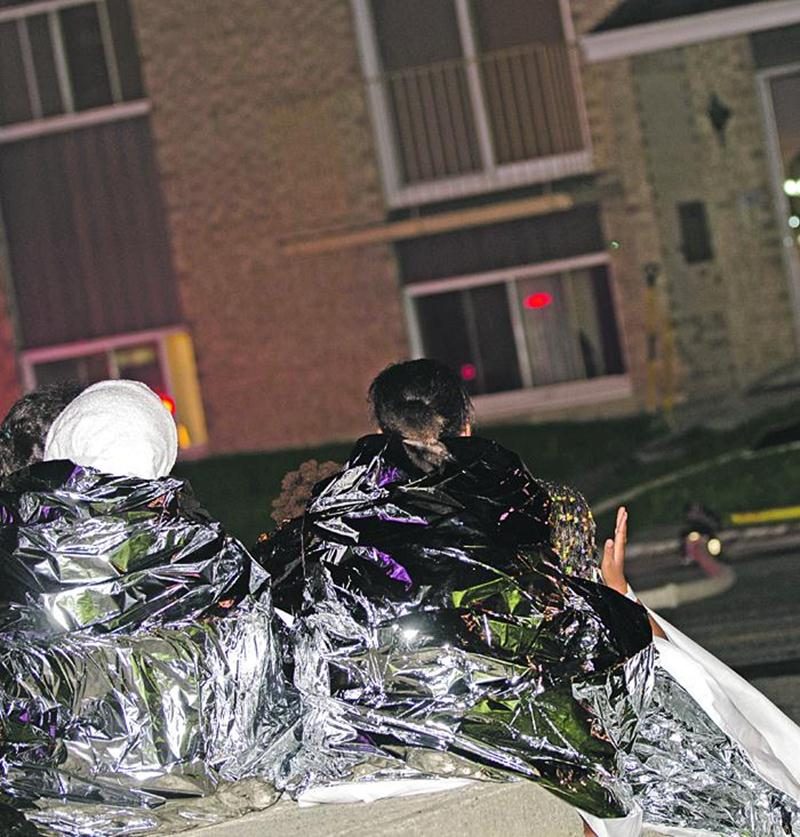 Une trentaine de locataires d’un immeuble à logements de l’avenue Chapleau ont vu leur nuit être écourtée samedi lorsqu’un incendie s’est déclaré. Photo Bruno Beauregard