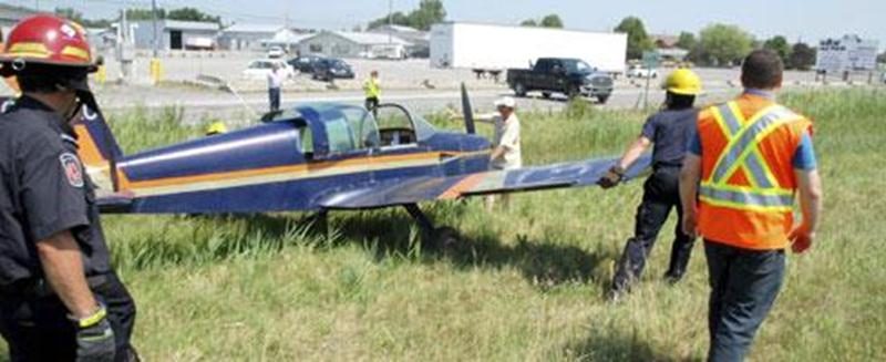 Un petit avion de type Grumman a effectué un atterrissage d'urgence, vendredi avant-midi, sur le terre-plein central de l'autoroute 20 à Saint-Hyacinthe. Le pilote, qui était seul à bord, aurait été forcé d'atterrir après avoir connu des ennuis de moteur. Heureusement, personne n'a été blessé. L'incident n'était pas sans rappeler ce qui s'est produit à Saint-Mathieu-de-Beloeil, le 30 juin, lorsqu'un autre biplace de type Grumman s'est écrasé brusquement en bordure de la même autoroute. Le pilote
