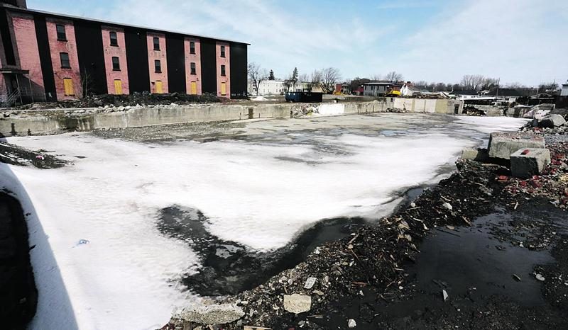 La Ville entend autoriser la construction en hauteur sur l’emplacement de l’ancienne usine Goodyear, au nord des voies ferrées du CN. À gauche sur cette photo, l’ancienne usine E.T. Corset.Photothèque | Le Courrier ©