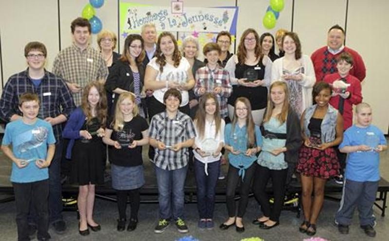Le Club Optimiste Douville a honoré une vingtaine de jeunes en présence de leur famille, de leur professeur, des députés, du maire de Saint-Hyacinthe et des conseillers du district dans le cadre du programme Hommage à la jeunesse. Ce programme mis de l’avant par le mouvement Optimiste permet de valoriser les efforts fournis par des étudiants ou leur implication dans la communauté. Pour une septième année, des enseignants du 3 e cycle du primaire et du secondaire avaient été sollicités au niveau