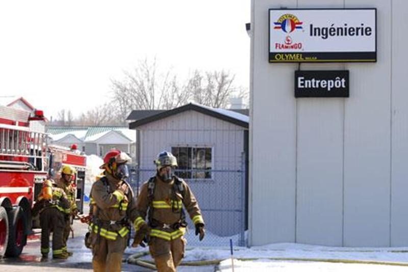 Un incendie a tenu en haleine des dizaines de pompiers, mercredi, à l'usine Olymel de Saint-Valérien. Sur l'heure du dîner, des employés ont entendu une déflagration avant d'être plongés dans le noir par une panne d'électricité. Rapidement, ils ont constaté qu'un incendie faisait rage dans le toit de la partie arrière de l'usine. Personne n'a été blessé. Une dizaine de services incendie ont été appelés en renfort pour maîtriser le brasier. L'usine Olymel de Saint-Valérien avait cessé ses opérati