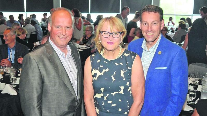 La députée marraine du comté de Saint-Hyacinthe, Nicole Ménard; le président de la Société d’agriculture de Saint-Hyacinthe, Simon Giard et le directeur général de la Société d’agriculture, François Brouillard. Photo François Larivière | Le Courrier ©