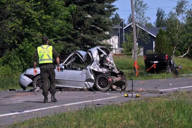 Trois des quatre passagers sont décédés à la suite d'un accident survenu avec une camionnette, le quatrième lutte présentement pour sa vie. Le véhicule était immobilisé sur la 122 à Saint-Edmond-de-Grantham lorsqu'une camionnette a percuté le derrière de la voiture. Le conducteur de la camionnette comparaîtra le 9 septembre pour conduite dangereuse ayant causé la mort.