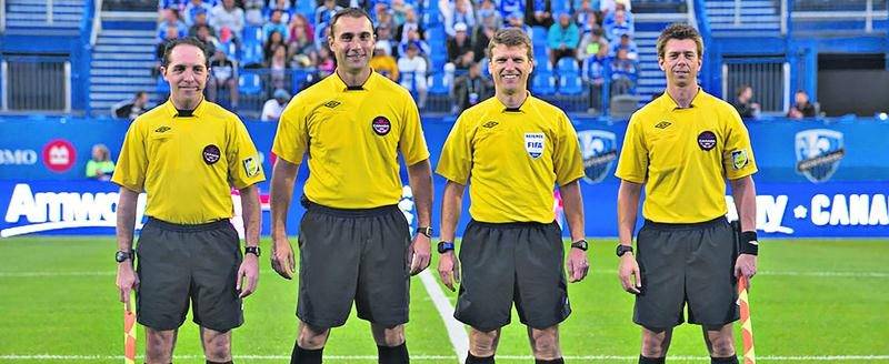 Richard Gamache (à droite) pourra dorénavant agir à titre d’arbitre lors des plus grandes compétitions de soccer. Photo Courtoisie Association canadienne de soccer
