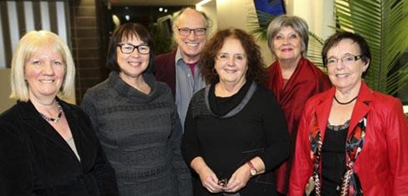 Visit'Art vient de nommer son nouveau conseil d'administration. Il est composé de, à l'avant de gauche à droite, France Ledoux, secrétaire; Cécile Brodeur, Denise Girard, présidente par intérim; et Estelle Huot. À l'arrière, François Plante, trésorier et Francine DeBlois. Marie Jetté fait aussi partie du conseil.