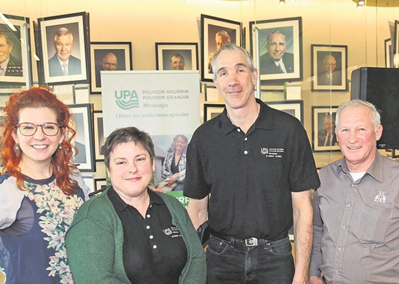 Le 6e gala Agristars de l’UPA Montérégie sera animé par Josée Bournival. On la voit ici en compagnie de Sophie Dubois, vice-présidente du Syndicat de l’UPA rivière Noire; Éric Beauregard, président du Syndicat; et Pierre Thibault, administrateur, honoré pour 35 ans d’engagement au Syndicat. Photo Robert Gosselin | Le Courrier ©