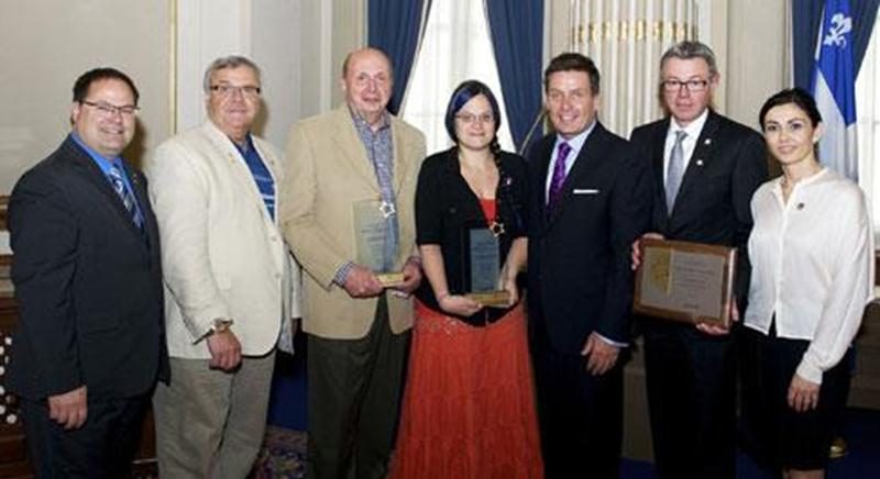 Sur la photo, de gauche à droite, Alexandre Cusson, maire de Drummondville et représentant de l’Union des municipalités du Québec; Gaston Arcand, maire de Deschambault-Grondines et représentant de la Fédération québécoise des municipalités; Marc Demay, lauréat; Alexandra Gibeault, lauréate; Pierre Moreau, ministre des Affaires municipales et de l’Occupation du territoire; Claude Corbeil, maire de Saint-Hyacinthe; et Chantal Soucy, députée de Saint-Hyacinthe.