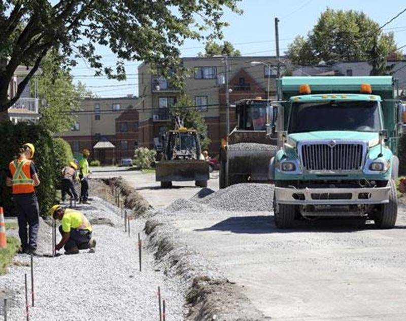 Du côté des infrastructures municipales, la Ville a prévu consacrer l'an prochain 3,2 millions $ à la réfection de surfaces pavées, de trottoirs et de bordures.
