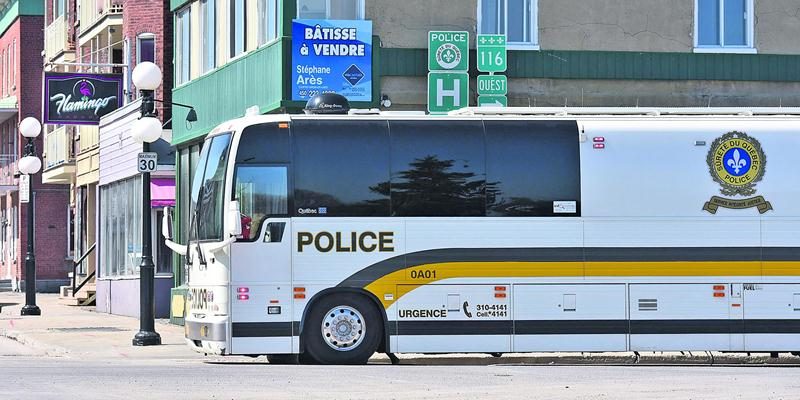 Plus d’un an après le double meurtre de Martin Bélair et Nancy Beaulieu, les enquêteurs du Service des crimes contre la personne de la Sûreté du Québec ont déployé un poste de commandement près du Cabaret Flamingo, là où travaillaient les deux victimes, dans l’espoir de recueillir de nouvelles informations. Photo François Larivière | Le Courrier ©