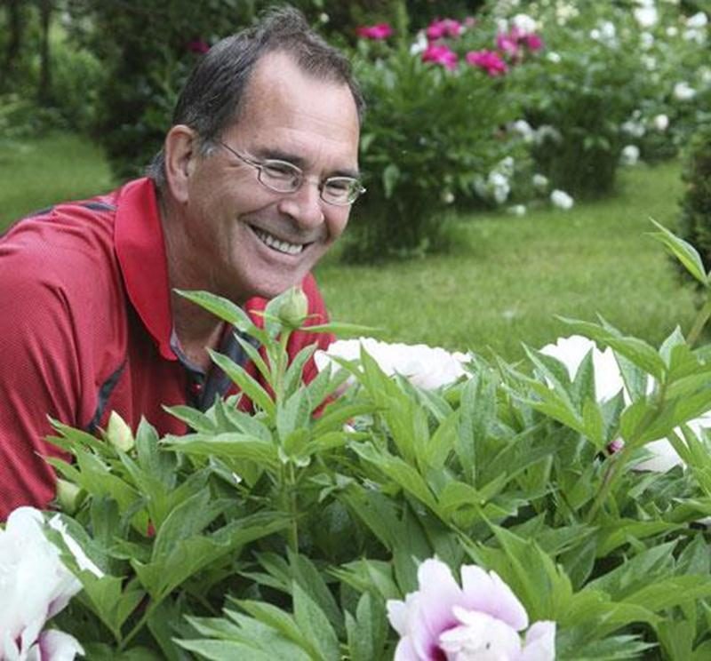 Comme on voit évoluer ses vins dans une cave, René Gilbert suit l’évolution de ses fleurs année après année.