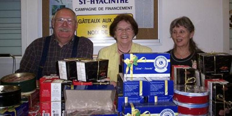 La campagne de financement du Club Lions de Saint-Hyacinthe bat son plein! Des bénévoles seront présents le 14 novembre au centre hospitalier Honoré-Mercier et le 15 novembre à l’Hôtel-Dieu pour vous offrir des produits variés et savoureux variant de 9 $ à 17 $ : truffes, noix de luxe, gâteau blanc aux cerises et gâteau aux fruits de luxe tranché ou non. Pour une commande ou pour tout renseignement, joindre l’une des personnes suivantes : Cécile Langelier au 450 799-1892; Alice Dufault au 450 77