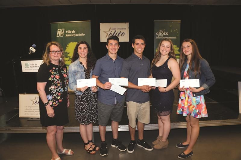 En compagnie de la présidente de Saint-Hyacinthe Élite, Louise Belhumeur, les récipiendaires des bourses d’excellence : Tali Darsigny, Shad Darsigny, Matt Darsigny, Magalie Roux et Justine Roy. Absent : Jérôme Desrosiers. Photo Robert Gosselin | Le Courrier ©