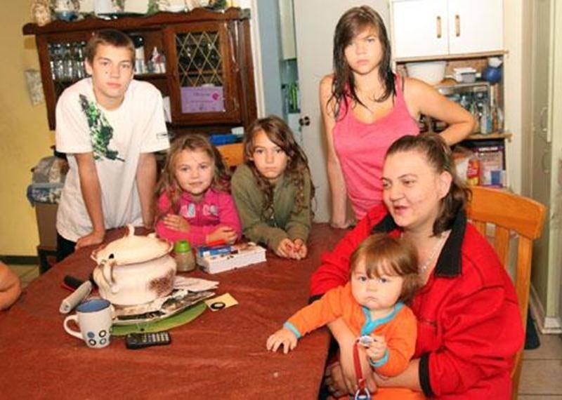 Mélanie St-Pierre et ses cinq enfants partagent depuis le début de l'été le petit 4 et demi de la grand-mère maternelle et de son conjoint.