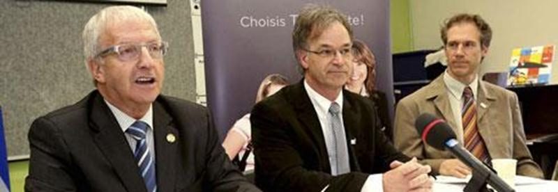 Une analyse détaillée et un inventaire des bâtiments nécessitant des travaux ont été réalisés par la CSSH avant de soumettre la demande au MELS. Sur la photo, Émilien Pelletier, député de Saint-Hyacinthe, Richard Flibotte, président de la CSSH et Jean-François Soumis, directeur des ressources matérielles à la CSSH.
