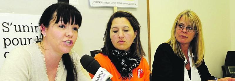 Pascales Deslandes, VP à la condition féminine du syndicat des RSG de la Montérégie, Karine Morisseau, présidente du Syndicat et Annette Herbeuval, présidente du Conseil central de la Montérégie (CSN). Photo Robert Gosselin | Le Courrier ©